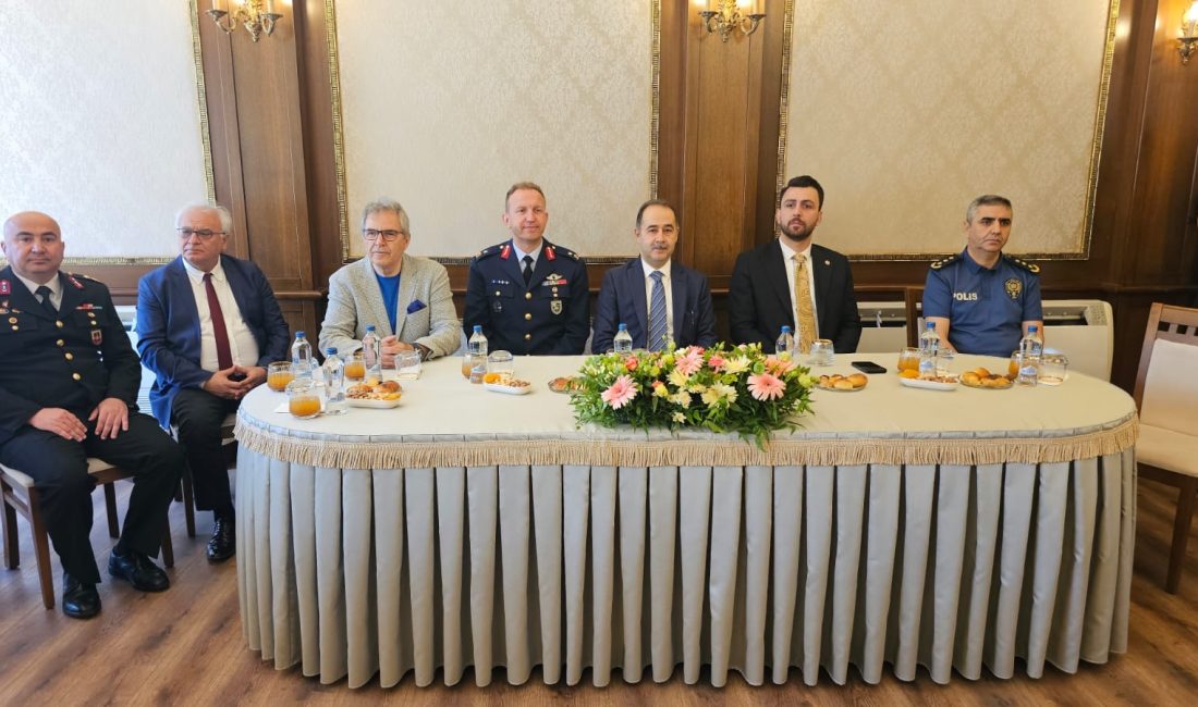 Bandırma protokolü bayramlaştı Bandırma protokolü, Kurban Bayramı dolayısıyla gerçekleştirilen törende bayramlaştı. Kurban Bayramı