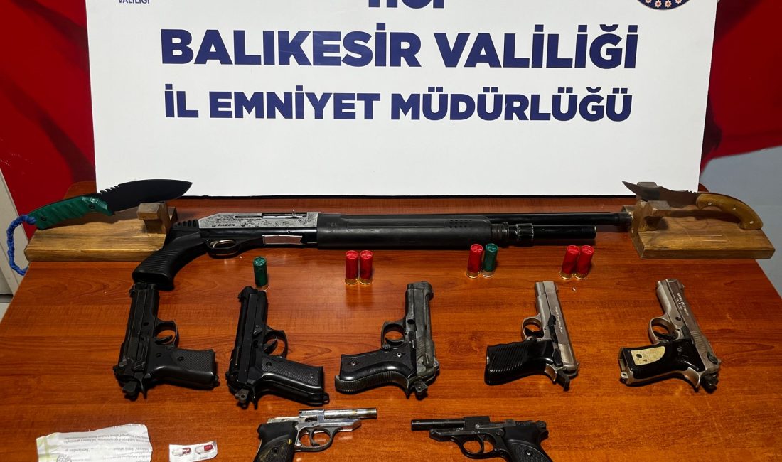 Bandırma’da halı içine saklanan uyuşturucu satıcısı kıskıvrak yakalandı Bandırma’da uyuşturucu sattığı tespit edilen O. C. isimli şahıs tutuklanarak