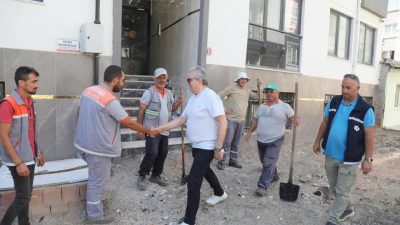 Paşamescit Mahallesi’ndeki asfalt çalışmalarını yerinde inceleyen Bandırma Belediye Başkanı Dursun