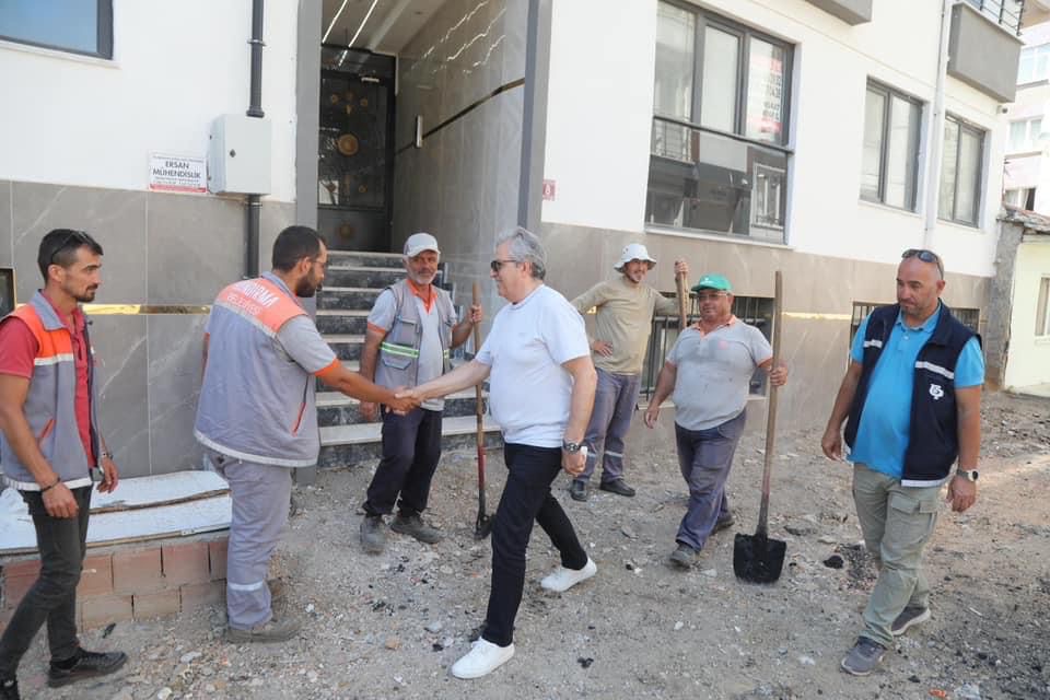 Mirza, asfalt çalışmalarını yerinde inceledi Paşamescit Mahallesi’ndeki asfalt çalışmalarını yerinde inceleyen Bandırma Belediye Başkanı Dursun