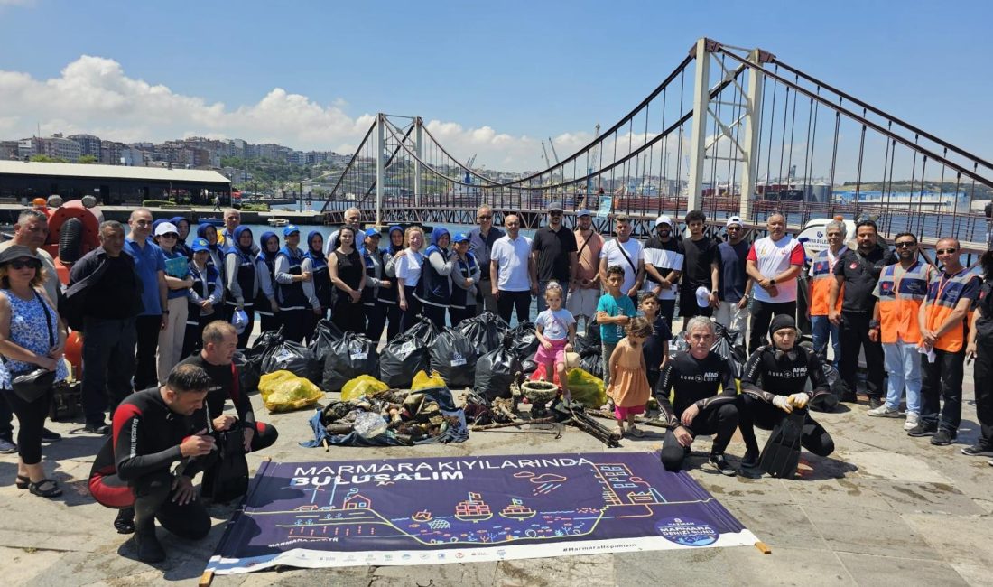 Bandırma sahilinde 1 Saatte 980 Kilogram atık çıkarıldı Bandırma’da, Marmara Belediyeler Birliği koordinasyonunda “Marmara Denizi Günü” kapsamında kıyı