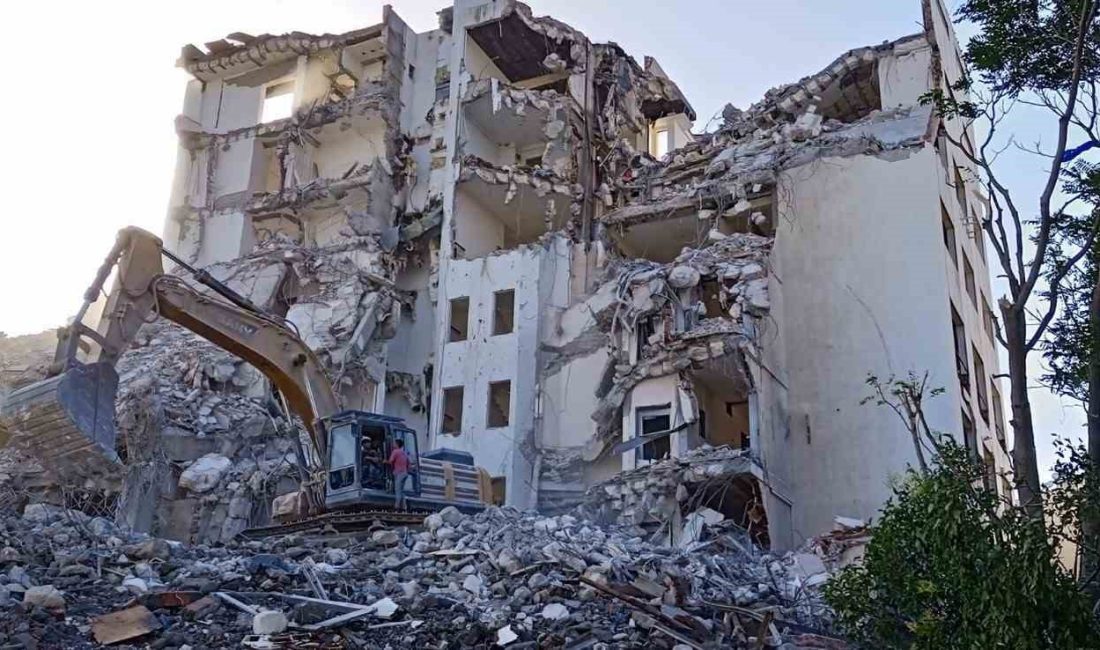 40 yıllık belediye binasının yıkımı devam ediyor Balıkesir’de yaklaşık 40 yıldır hizmet veren eski belediye binası deprem