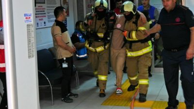 Neyyire Sıtkı Devlet Hastanesi’nde Erdek İtfaiyesi tarafından tatbikat düzenledi. Erdek’teki Neyyire