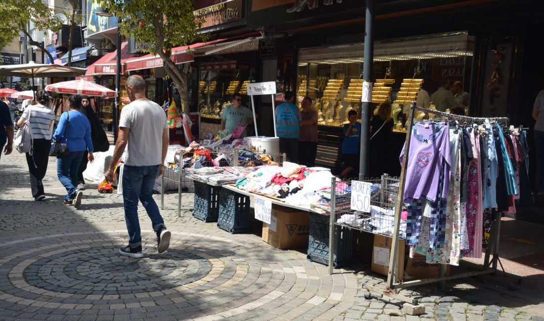 Bandırma’da esnaf bayram pazarı kurdu Bandırma’da esnaflar Kurban Bayramı arifesinde seyyar tezgâhlar açarak bayram alışverişi