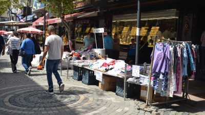 Bandırma’da esnaflar Kurban Bayramı arifesinde seyyar tezgâhlar açarak bayram alışverişi