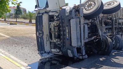 Edremit’te meydana gelen trafik kazasında, lastiği patlayan tır İzmir-Çanakkale karayolunu