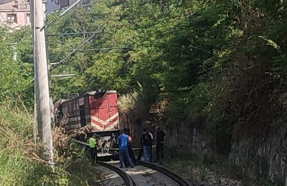 Bandırma’da trenin çarptığı adam hayatını kaybetti Bandırma’da tren yolu hattı üzerinde yürüyen bir kişi, lokomotifin çarpması
