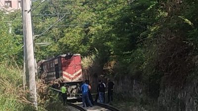 Bandırma’da tren yolu hattı üzerinde yürüyen bir kişi, lokomotifin çarpması