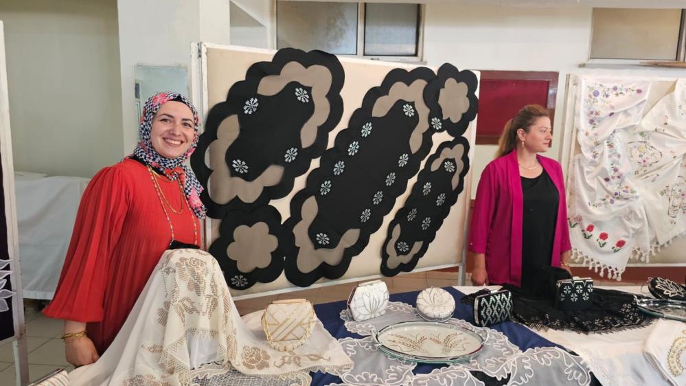 Bandırma’da el emeği sergisi ilgi gördü Bandırma Halk Eğitim Merkezi Müdürlüğünce Erikli Mahallesi’nde 30 kursiyerin hazırladığı