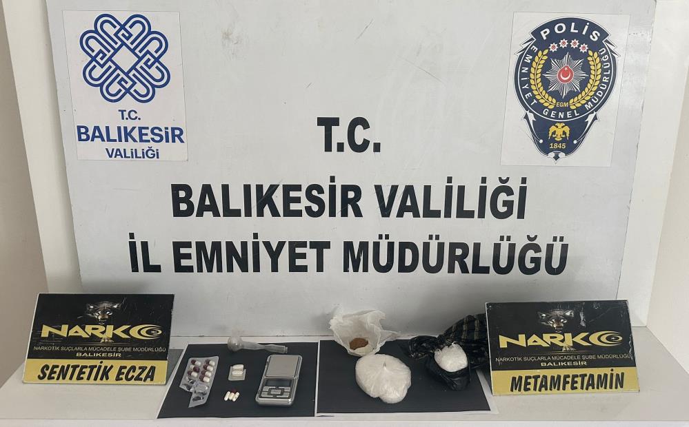 Balıkesir’de uyuşturucu operasyonu: 4 gözaltı Balıkesir’de Narkotik ekipleri tarafından bir adrese yapılan operasyonda 4 kişi