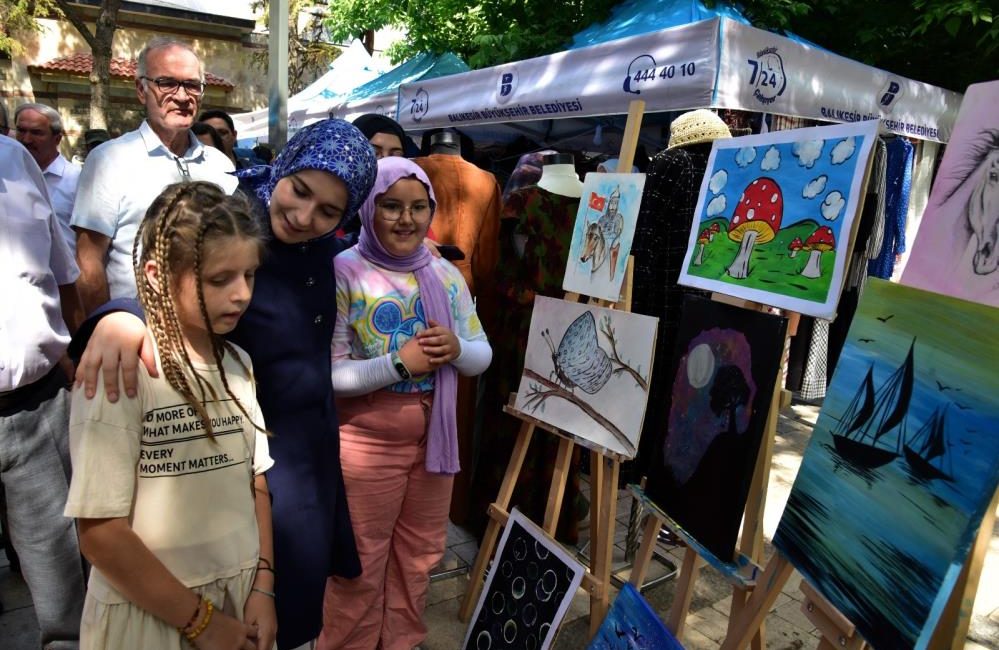 “Hayat Boyu Öğrenme” kursunun yılsonu sergisi açıldı Sındırgı Halk Eğitimi Merkezi, Adem ve Balmek işbirliği ile 2023-2024