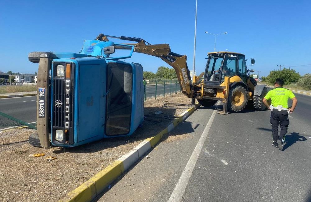 Balıkesir’de kamyonet devrildi; 1 ölü, 2 yaralı Edremit’te devrilen kamyonetteki 3 kişiden 1’i öldü, 2’si, yaralandı. Edinilen
