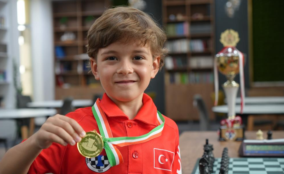 7 yaşında Avrupa şampiyonu oldu Balıkesir’de yaşayan 7 yaşındaki Ömer Taha Dede, İrlanda’da düzenlenen Okullar