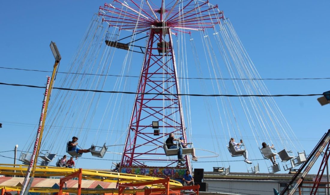 Gönen’de gerçekleştirilen panayırda birçok ürün vatandaşın beğenisine sunulurken lunaparkta vakit