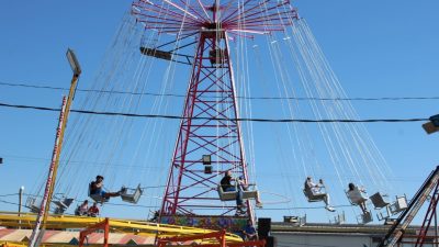 Gönen’de gerçekleştirilen panayırda birçok ürün vatandaşın beğenisine sunulurken lunaparkta vakit