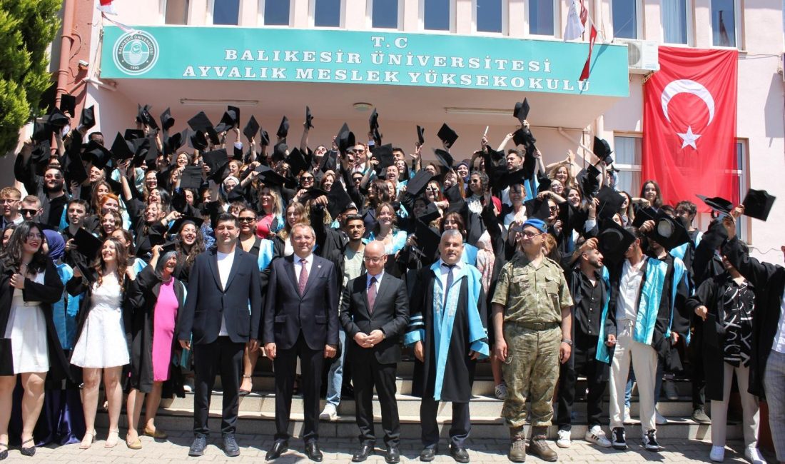 Ayvalık’ta yüksekokul öğrencilerinin mezuniyet sevinci Ayvalık Meslek Yüksekokulunda 2023-2024 eğitim-öğretim yılı mezunları için mezuniyet töreni