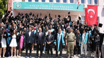 Ayvalık Meslek Yüksekokulunda 2023-2024 eğitim-öğretim yılı mezunları için mezuniyet töreni