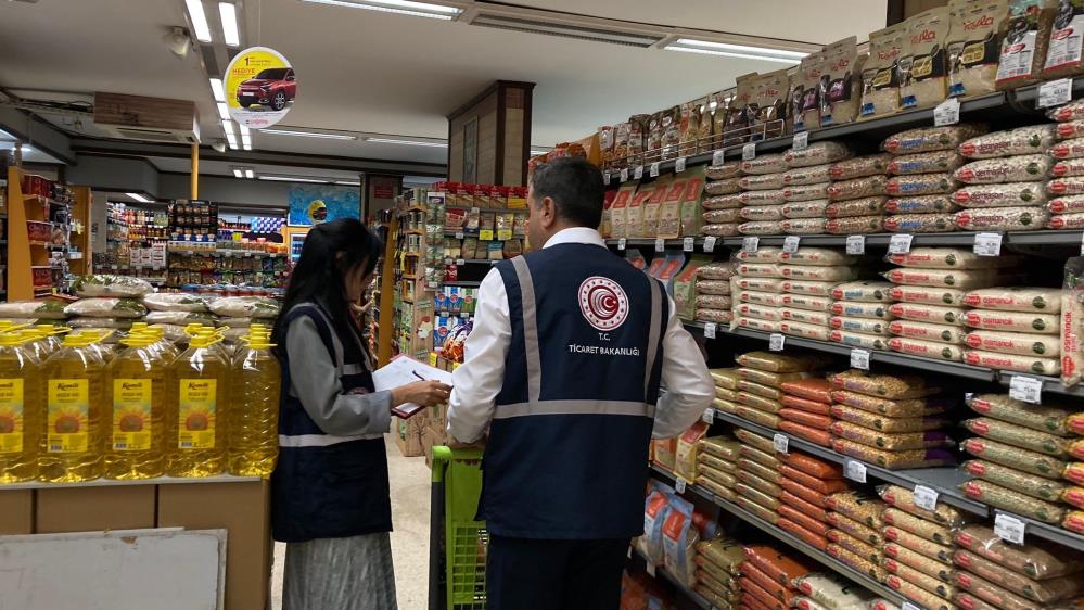 Bayram öncesi raflarda etiket ve fiyat denetimi Ticaret Bakanlığı ekipleri Ankara’da Kurban Bayramı öncesi market raflarında etiket