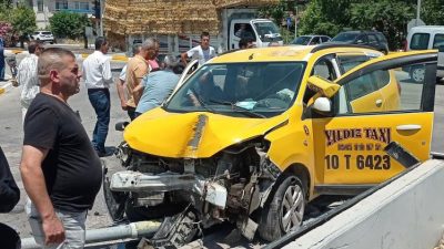 Gönen’de bir ticari taksi sürücüsü direksiyon başında rahatsızlanarak kontrolünü kaybetti.