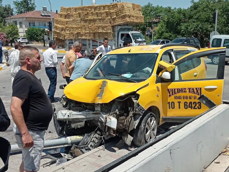 Gönen’de direksiyon başında rahatsızlanan sürücü faciaya sebep oldu Gönen’de bir ticari taksi sürücüsü direksiyon başında rahatsızlanarak kontrolünü kaybetti.