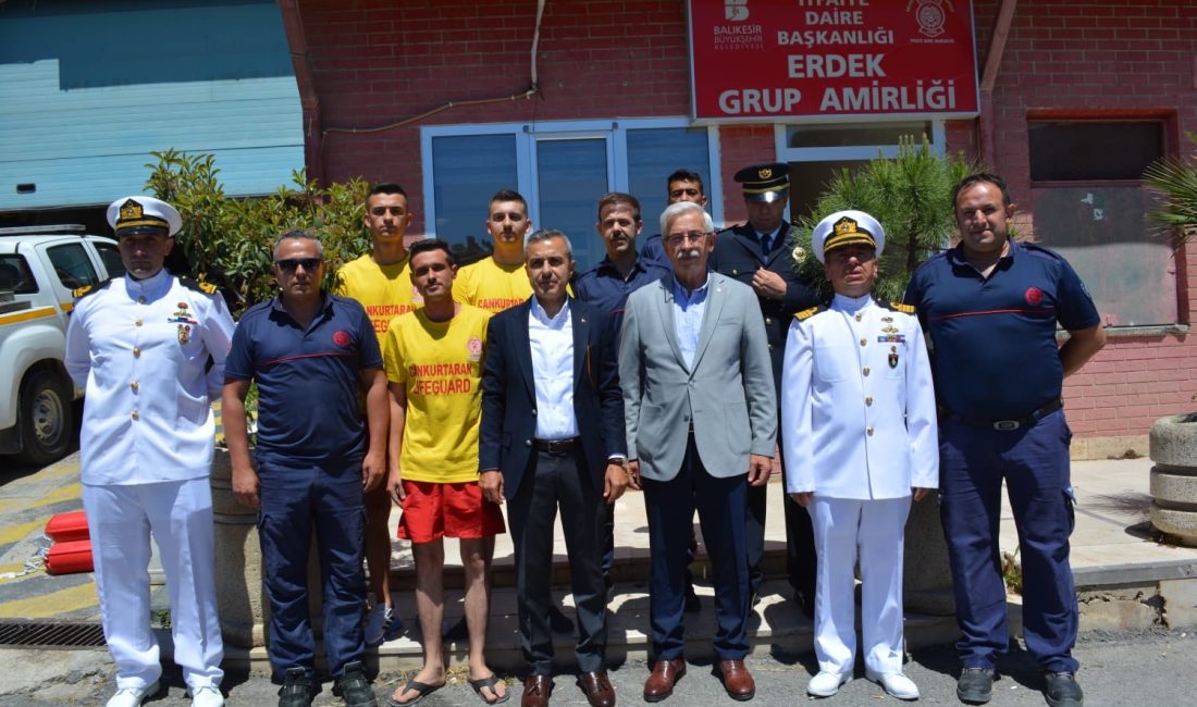 Kaymakam Atasoy,bayramda görevli personelleri unutmadı Erdek Kaymakamı Atakan Atasoy ve Belediye Başkanı Burhan Karışık, Erdek’te