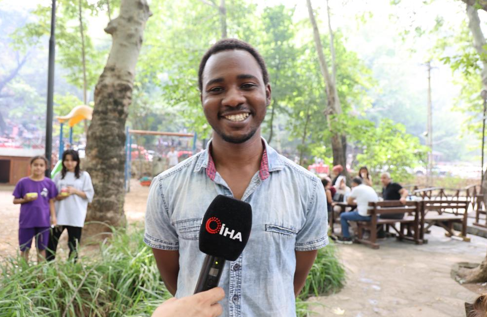 Adana sıcaklarına Afrikalılar bile hayret etti Nem ile birlikte hissedilen sıcaklığın 50 dereceye ulaştığı Adana’nın Kozan