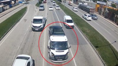 Bursa’da villanın önünde park halindeki Mercedes marka otomobili çekiciye yükleyerek