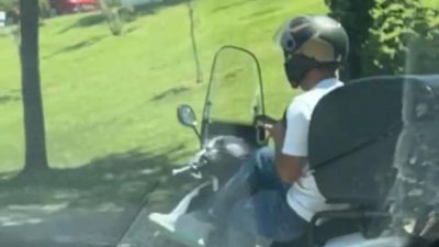 Bursa’da motokurye bacak bacak üstüne atarak trafikte seyretti. Olay, merkez
