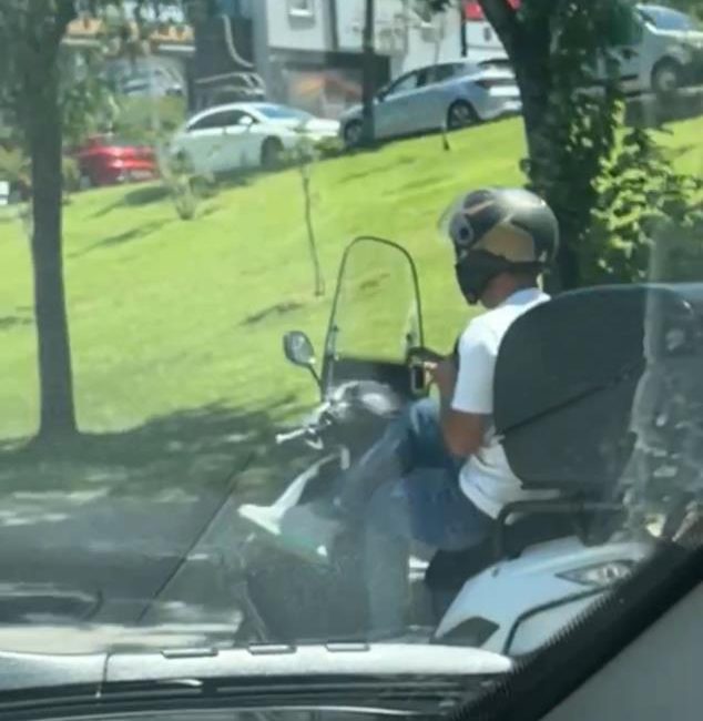 Motokuryenin rahatlığı pes dedirtti Bursa’da motokurye bacak bacak üstüne atarak trafikte seyretti. Olay, merkez