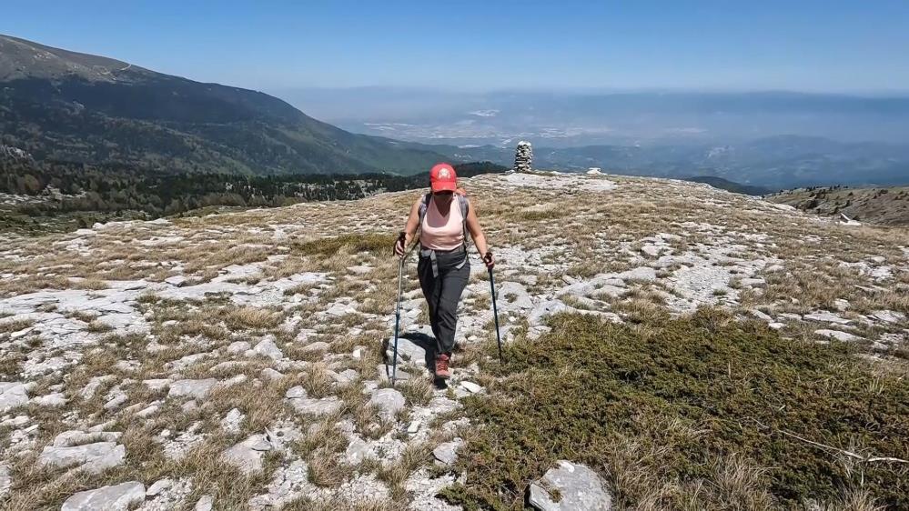 Uludağ’ın zirvesine çıkan dağcılar, aynı günde iki mevsimi birden yaşadı.