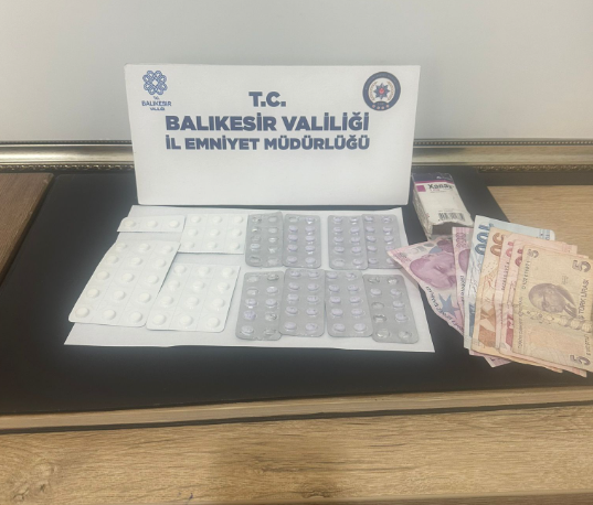 Bandırma’da sahil bandında uyuşturucu satmak isterken yakalandı Geçtiğimiz pazar günü akşam saatlerinde sahil bandında bir şahsın uyuşturucu