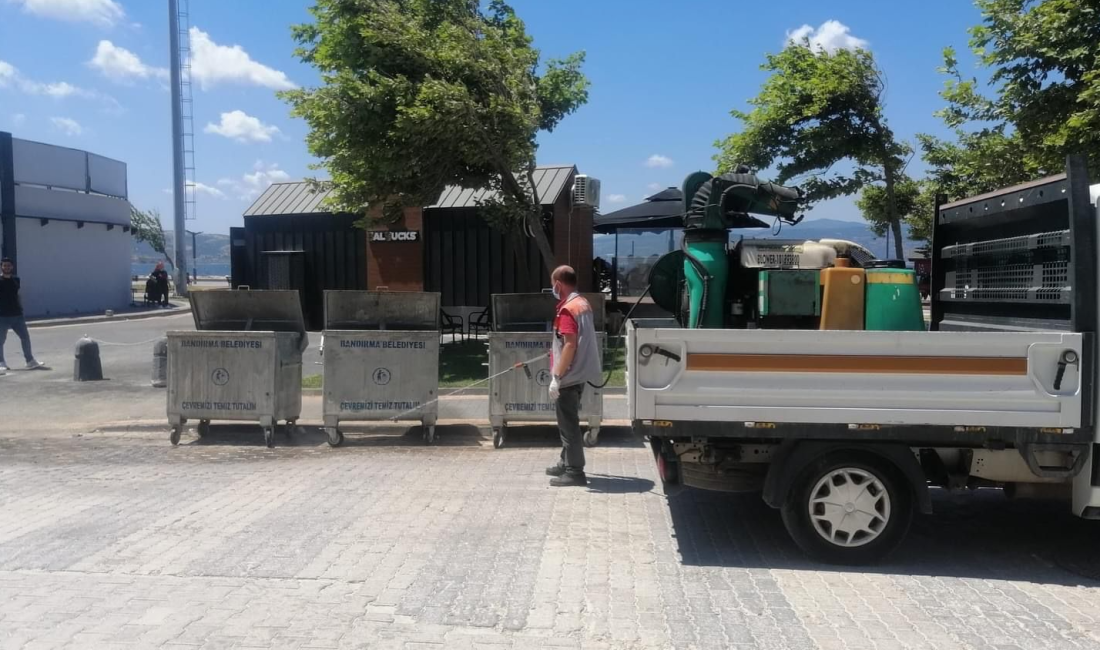 Bandırmalıların sağlığı için çöp konteynırları ilaçlandı Bandırma Belediye ekipleri vatandaşların yaz ayını huzur ve sağlıkla geçirmeleri