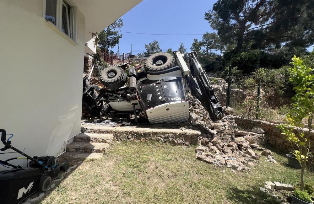 Devrilen iş makinesinin altında kalan çocuk hayatını kaybetti Havran’da devrilen iş makinesinin altında kalan 11 yaşındaki çocuk hayatını