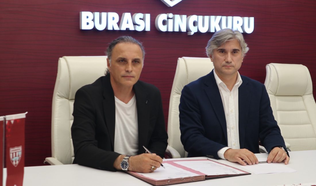 Bandırmaspor, Teknik Direktör Mustafa Gürsel ile imza töreni düzenleyerek 3