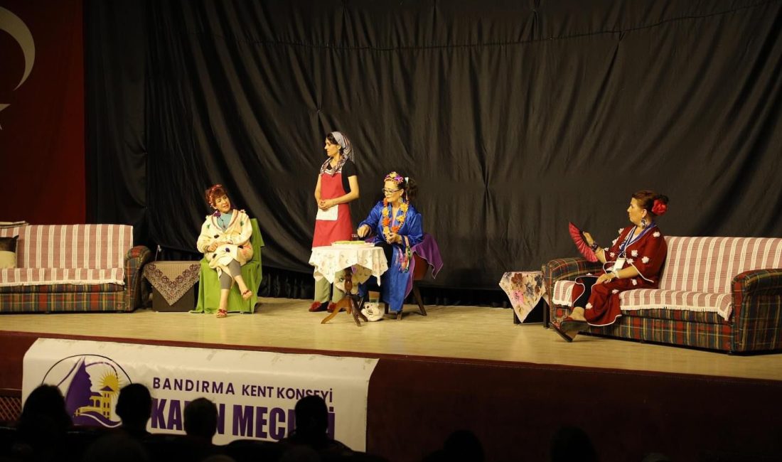 33’üncü Kuşcenneti Kültür ve Turizm Festivali Sahil Şenliği kapsamında Bandırmalılar,
