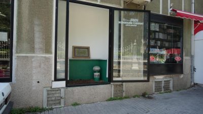 Bursa’nın tarihi semtlerinden Tophane’de bir apartmanın altındaki dükkanın içerisinde yer