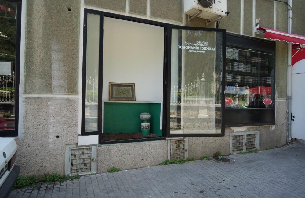 Bursa’nın tarihi semtlerinden Tophane’de bir apartmanın altındaki dükkanın içerisinde yer