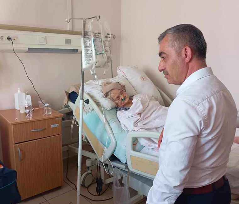 Duru, Manyaslıları hastanede ziyaret etti Manyas Devlet Hastanesini ziyaret eden Belediye Başkanı Ahmet Duru, vatandaşlara