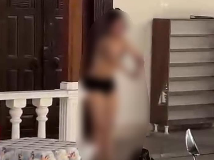 Edremit’te cami önünde kıyafetlerini çıkaran kadın hakkında polis işlem yaptı Edremit’te cami önünde kıyafetlerini çıkaran kadın hakkında polis işlem yaptı.