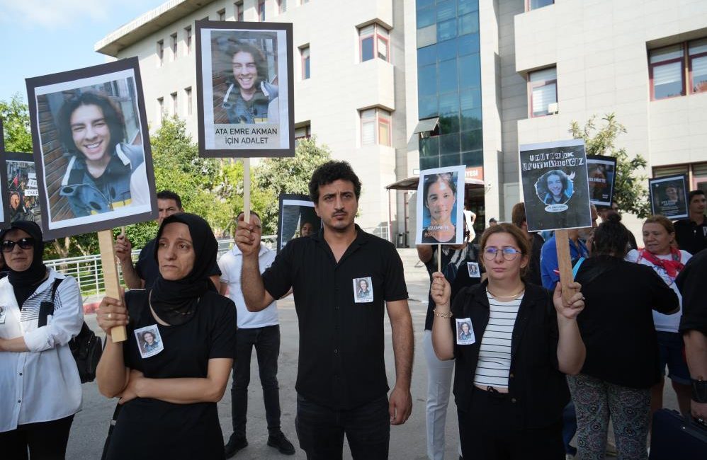 Kuryelik yaparken öldürülen Ata Emre Akman’ın ilk davası başladı Balıkesir’de 11 Mayıs’ta kuryelik yaparken teslim ettiği sipariş sonrasında sokakta
