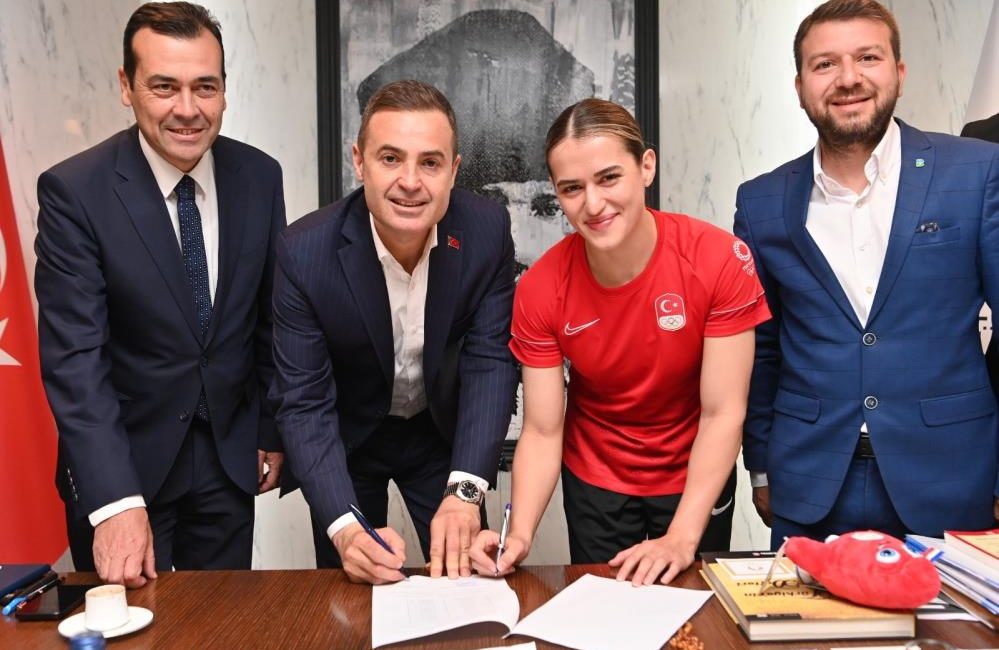 Milli boksör Kahraman, Büyükşehir Belediyesi ile sözleşme imzaladı Balıkesir Büyükşehir Belediye Başkanı Ahmet Akın, geçtiğimiz hafta 2024 Paris