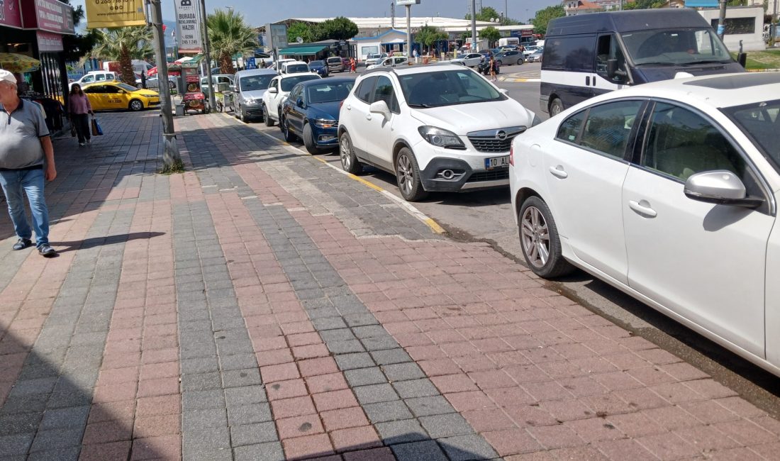 OTOBÜS DURAĞI KALKTI ÖZEL ARAÇ PARKI OLDU Geçen yıl Adnan Menderes Meydanı’nda yapılan trafik düzenlenmesi fiyaskoyla neticelenmişti;