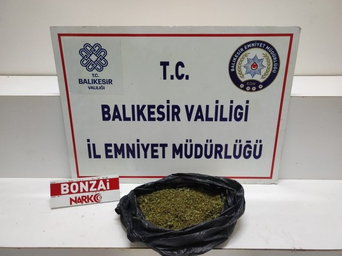 Emniyet Müdürlüğünün gerçekleştirdiği operasyonda 300 gram uyuşturucu ele geçirildi. Narkotik