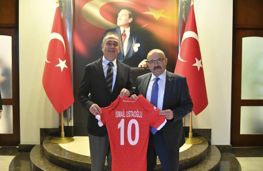 Balıkesirspor yönetimi, Vali Ustaoğlu’nu ziyaret etti Balıkesirspor Yönetim Kurulu Başkanı Abdullah Bekki başkanlığındaki heyet, Balıkesir Valisi
