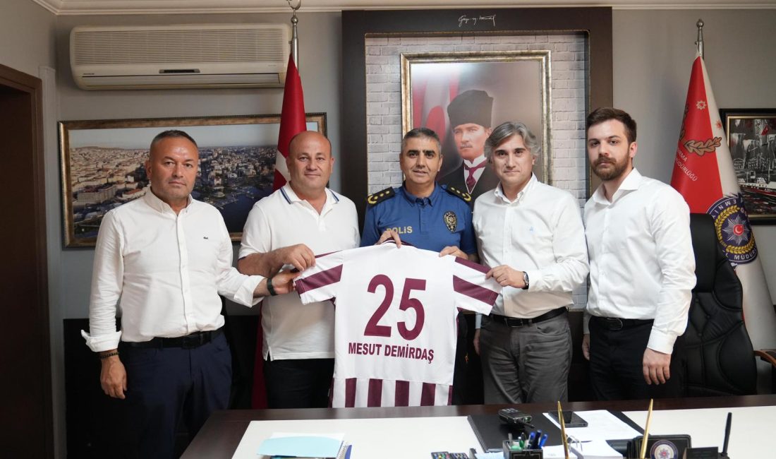Bandırmaspor yönetiminden protokole forma hediyesi Bandırmaspor’ın yeni yönetimi, şehir protokolüne forma hediye ederek kulübün gelecek