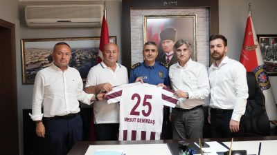 Bandırmaspor’ın yeni yönetimi, şehir protokolüne forma hediye ederek kulübün gelecek