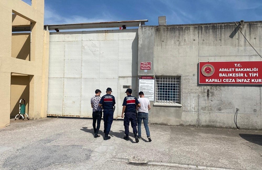 Uyuşturucu taciri 2 kişi tutuklandı Balıkesir’de jandarma ekipleri uyuşturucu madde imalatı ve ticaretine yönelik gerçekleştirdiği