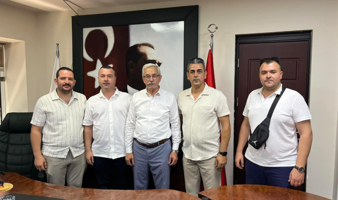 Karışık, Erdekilerle bayramlaştı Kurban Bayramı kapsamında Erdek Belediye Başkanı Burhan Karışık, vatandaşlarla bayramlaştı.