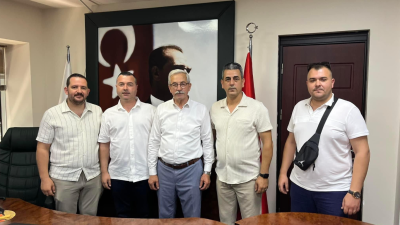 Kurban Bayramı kapsamında Erdek Belediye Başkanı Burhan Karışık, vatandaşlarla bayramlaştı.