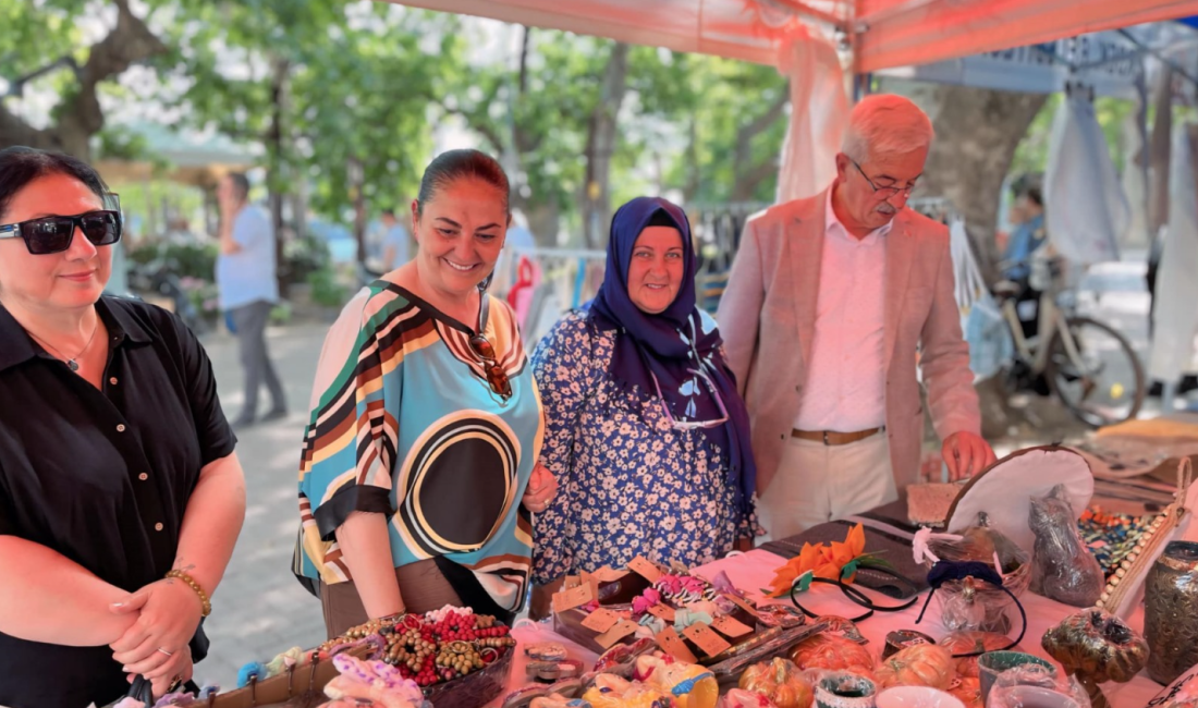 Karışık, kadınların el emeği sergisini inceledi Erdek Halk Eğitim Merkezi kursiyerlerinin yılsonu sergisini ziyaret eden Erdek